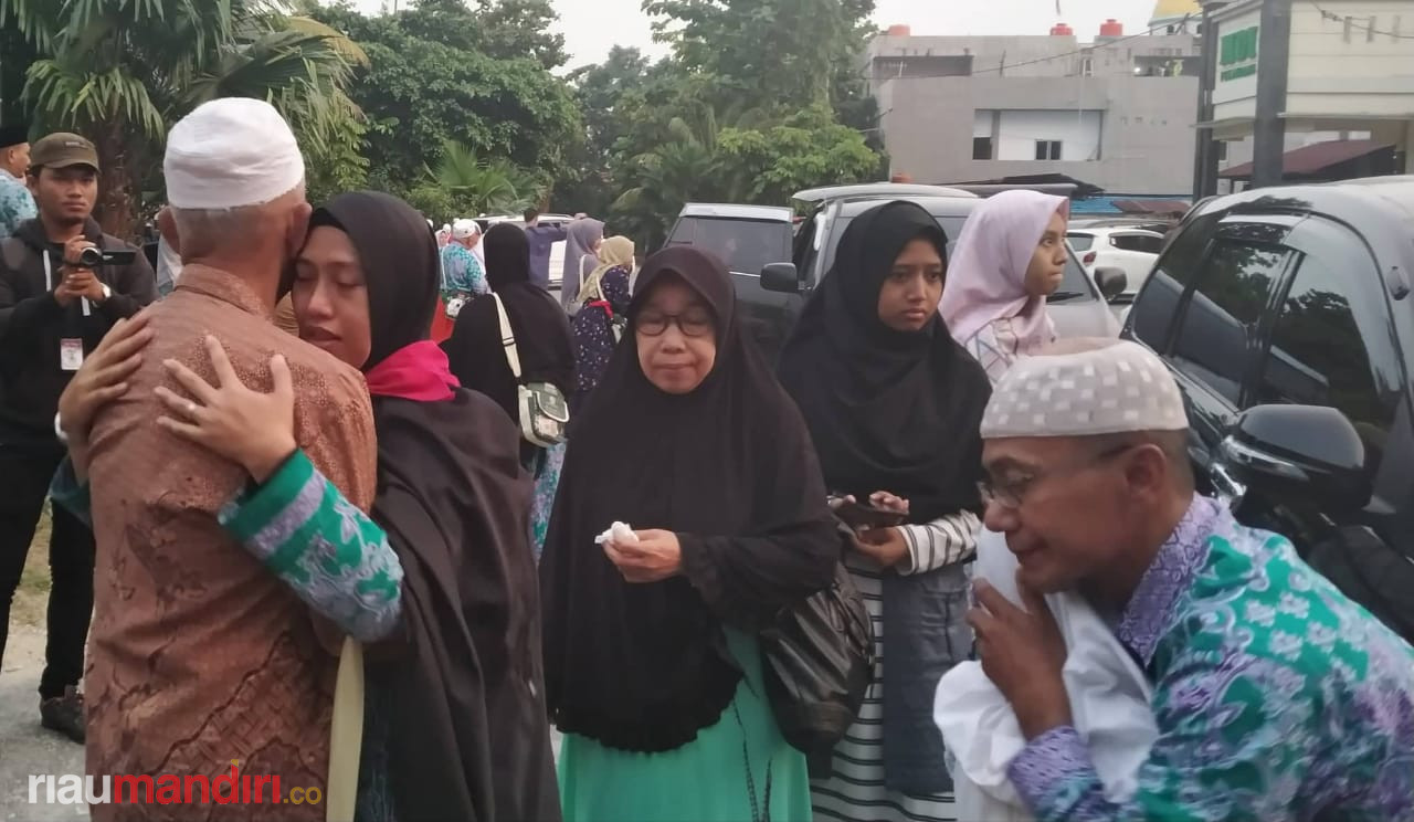 Isak Tangis Warnai Kedatangan Jamaah Haji Riau