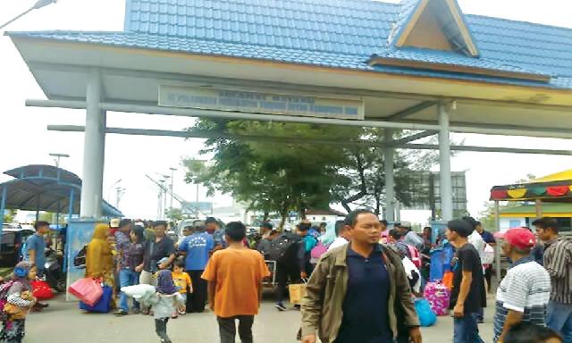Ribuan Penumpang Telantar di Pelabuhan Tanjung Buton