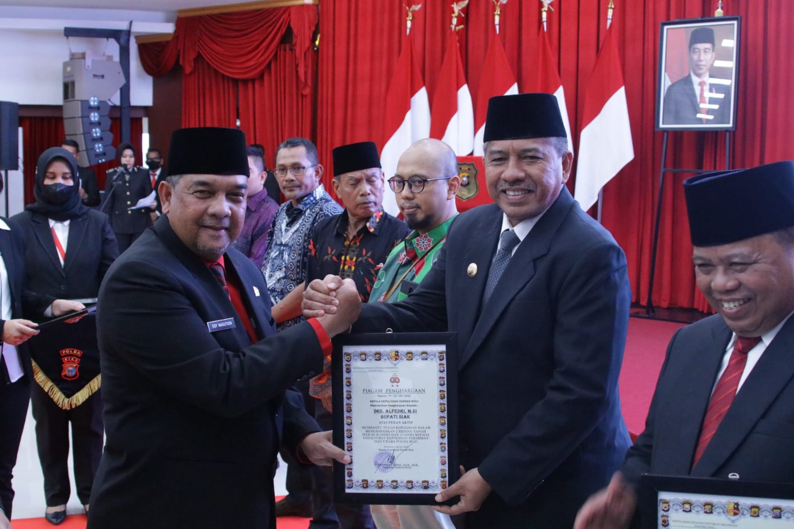 Aktif Bantu Tugas Polri, Bupati Siak Terima Penghargaan dari Kapolda Riau