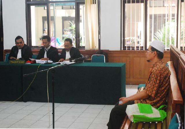 Dituntut 16 Tahun, Ari Suryanto Minta Dibebaskan