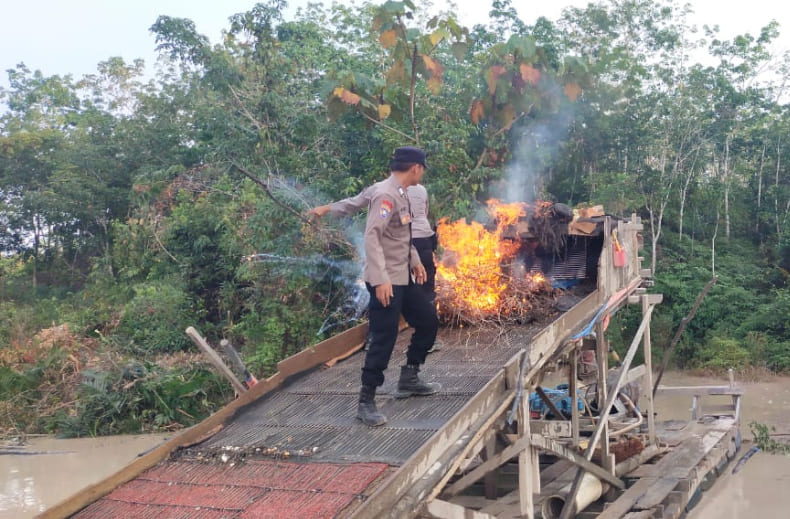 Pekerja Kabur, Satu Unit Rakit PETI di Sungai Air Itam Dibakar Polisi