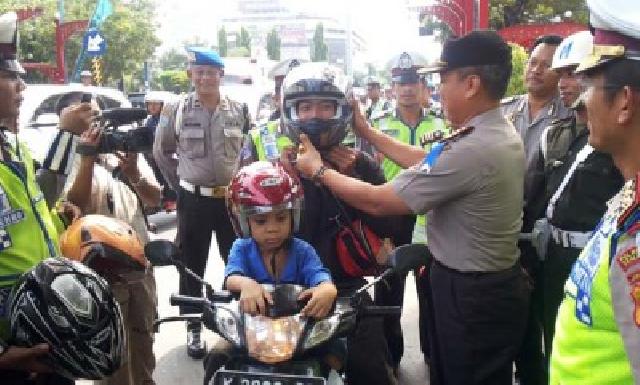 Polisi Bagikan Hadiah untuk Pengendara Tertib