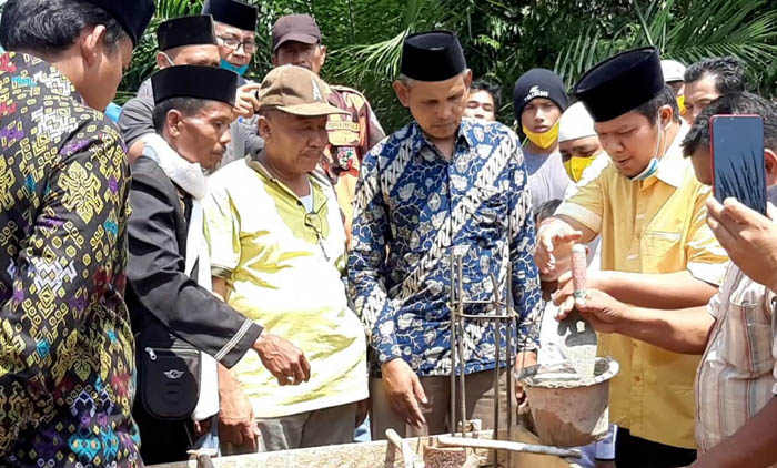 Bangun Surau Bersama Warga di Lubukkebun LTD, Masyarakat Doakan Andi Putra Jadi Bupati