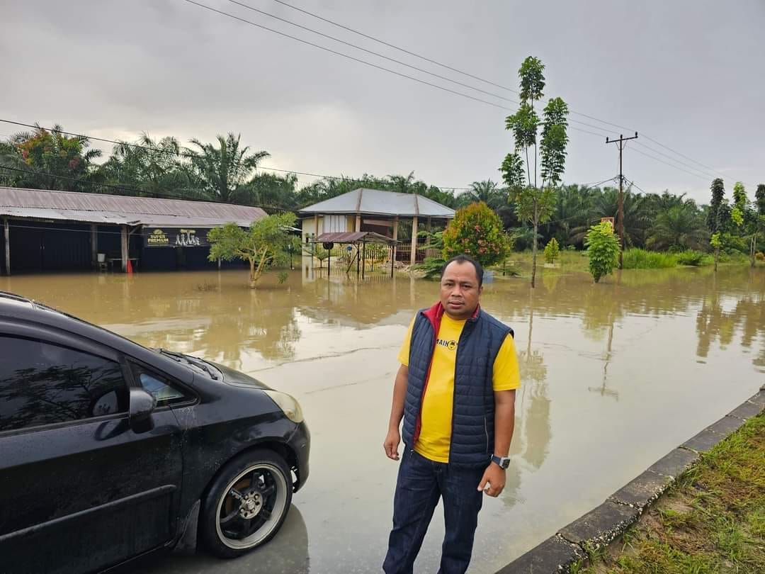 Ketua DPRD Pelalawan  Pantau  Beberapa Titik  Banjir di Pangkalan Kerinci 