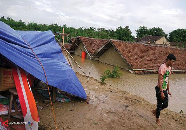 Korban Banjir Masih Bertahan di Tenda
