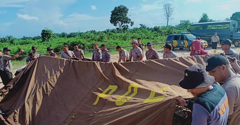 Polres Rohil dan BPBD Dirikan Tenda Posko Pengungsian Korban Banjir di Desa Impah