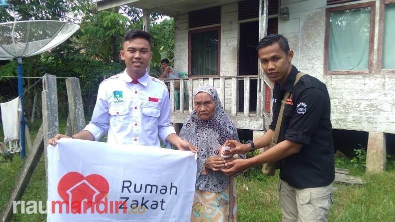 Dukung Program Berbagi Daging Kurban, Rumah Zakat Sumbang 100 Kaleng Kornet kepada KAMMI Pelalawan