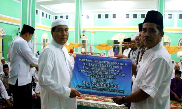 Serahkan Rp250 Juta untuk Pembangunan Masjid