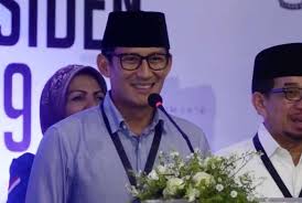 Ini Makna Kemeja Biru yang Dikenakan Sandiaga Uno