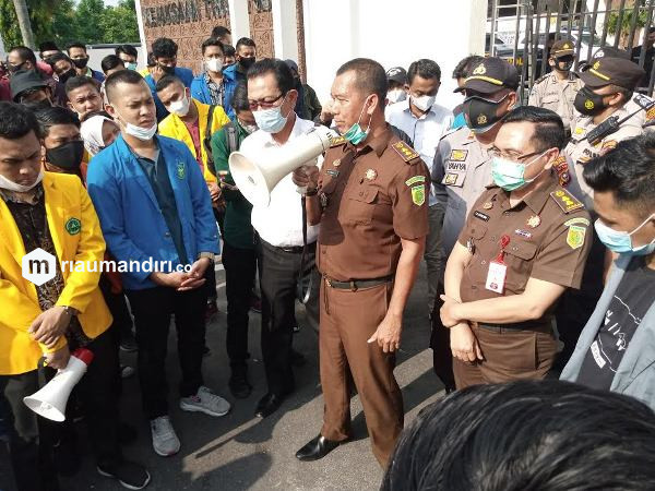 Kejati Riau Soal Pengrusakan Mobil Polisi Saat Demo Omnibus Law: Jangan Disalahkan, Mereka Pahlawan