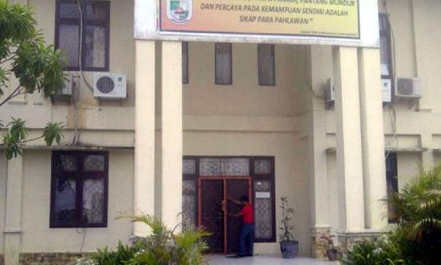 Pegawai Distamben Pelalawan Segel Kantor Sendiri