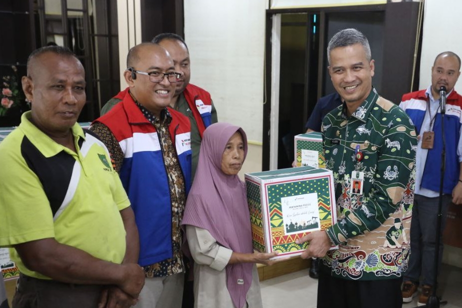 Pemprov Riau Salurkan 400 Paket Sembako dari PHR ke Petugas Kebersihan