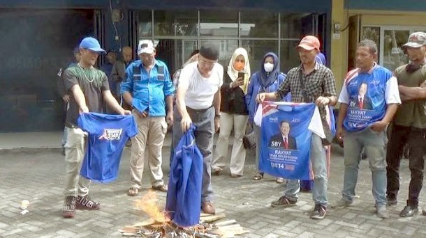 Sejumlah Kader Demokrat Riau Bakar Seragam, Ini Tanggapan Partai