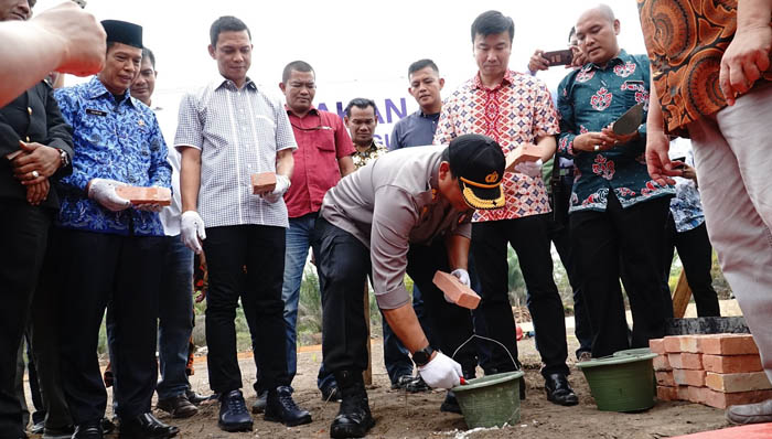 Kapolres Letakkan Batu Pertama Pembangunan Mako Polsubsektor Pelalawan