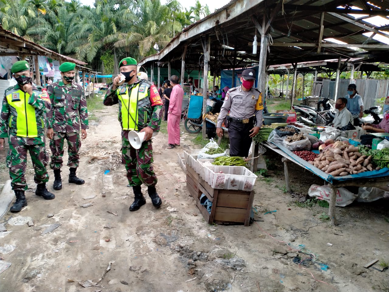 Aparat Gabungan di Siak Imbau Pedagang dan Pengunjung Pasar Terapkan Protokol Kesehatan