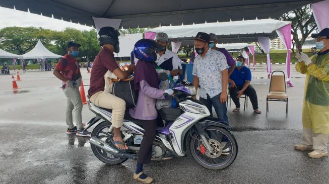 Ibu Ini Rela Tempuh Jarak 50 km Demi Antar Anak Kuliah