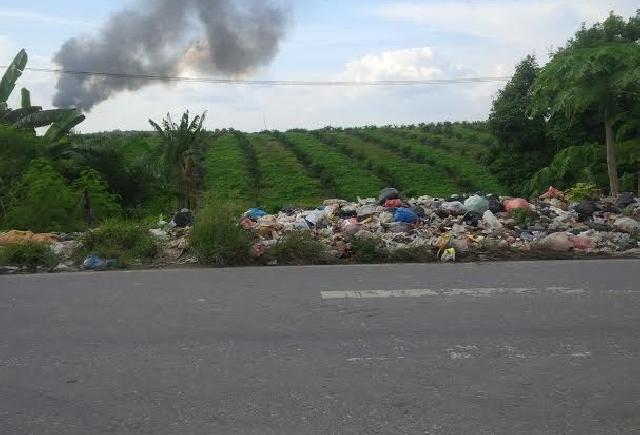 Tumpukan Sampah di KM 55 Dayun Memprihatinkan