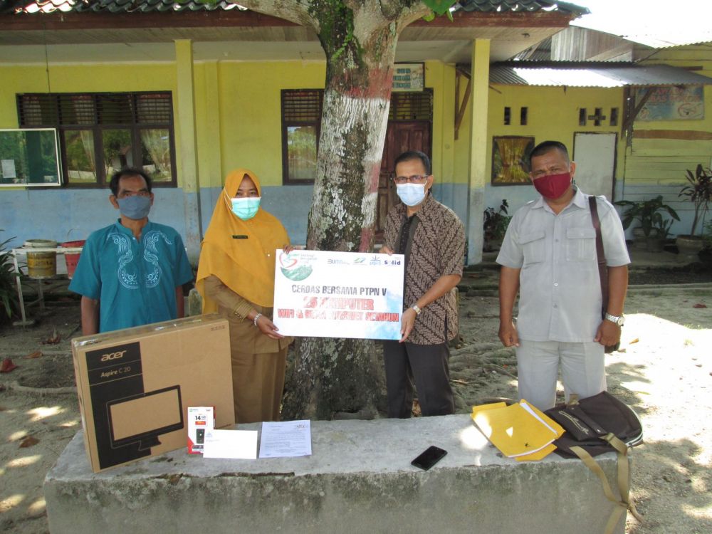 PTPN V Serahkan 26 Komputer dan Paket Internet Gratis ke Sekolah Terpencil di Riau