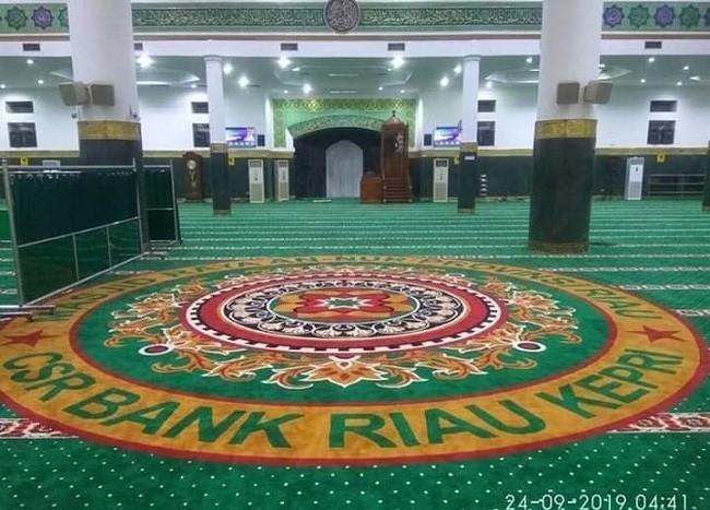 BRK Ganti Karpet Bertuliskan 'CSR Bank Riau Kepri' di Masjid Raya Annur