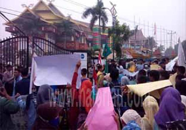 ISMPI Demo DPRD Riau