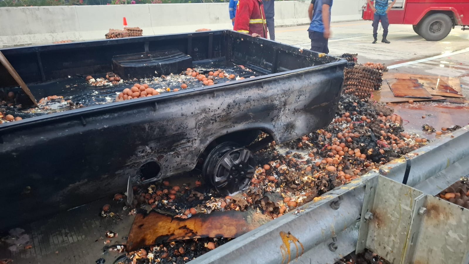 Mobil Angkut Telur Terbakar saat Melintas di Tol Pekanbaru-Bangkinang