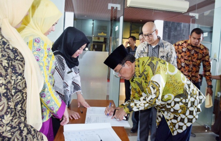 Genjot Penerimaan Pajak, Bupati Inhil Teken MoU Bersama Gubernur dan Kepala Daerah