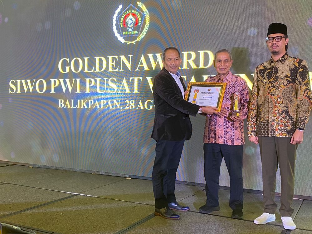 Iskandar Hoesin Terima Penghargaan Pembina Terbaik Dalam Ajang Golden Award SIWO PWI 2023