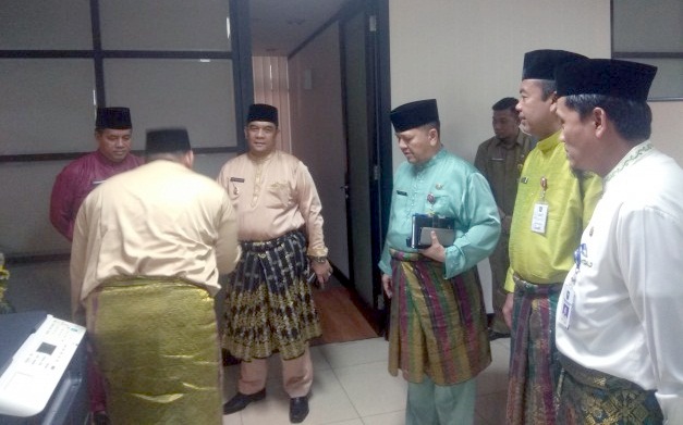 Perdana Masuk Kantor, Wagubri Edy Natar Sidak Sekretariat dan Tegur ASN tak Berpakaian Melayu