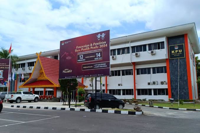 KPU Riau Masih Hitung Surat Suara Rusak