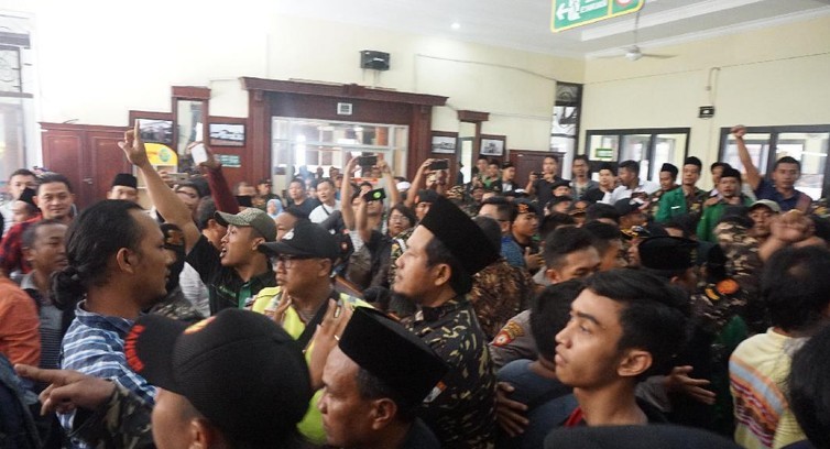 Sidang Gus Nur Diwarnai Kericuhan Banser dan FPI 