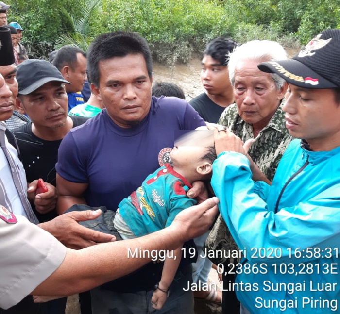 Balita Jatuh dari Boncengan di Jembatan Rusak Inhil Ditemukan Tak Bernyawa