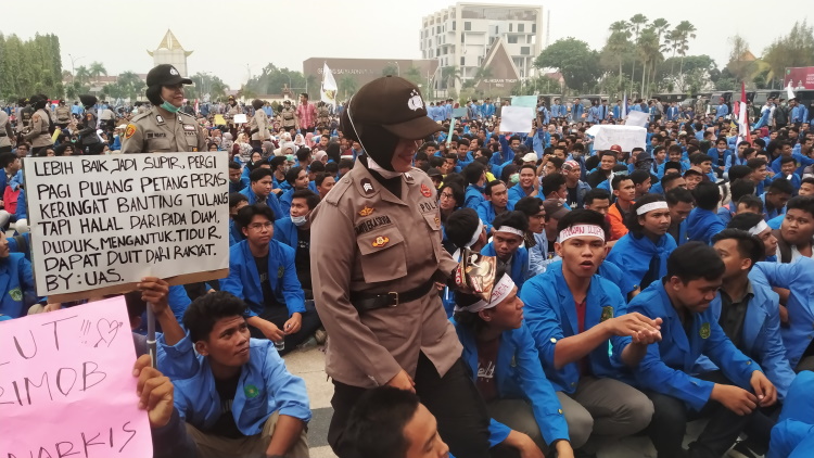 Mahasiswa Usir Polwan yang Bagi-bagi Permen di Tengah Demonstrasi