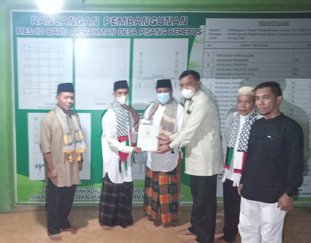 Sembari Safari Ramadan, Plt Bupati Kuansing Serahkan Sertifikat Tanah Masjid