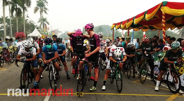 Memakai Masker, 55 Rider Bersaing di Etape I Tour de Siak