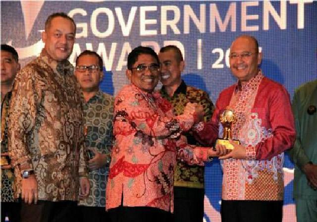 Walikota Medan Terima  Government Award dari Mendagri