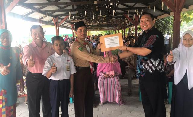 Eddy Tanjung Serahkan Beasiswa Senilai Rp1 M kepada Ribuan Siswa di Riau