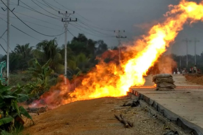 Pipa Gas Milik Chevron Bocor dan Mengeluarkan Semburan Api