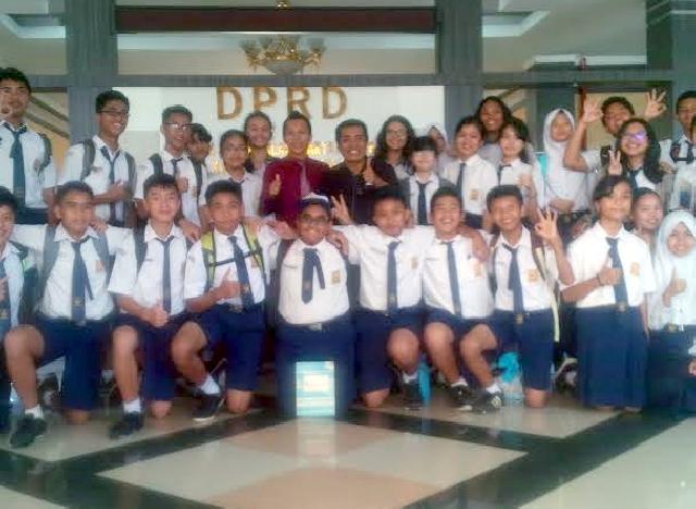 Puluhan Siswa SMP Mutiara Harapan Cecar Dewan dengan Sejumlah Pertanyaan