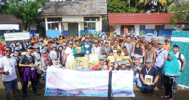 Tanoto Scholars Alumni di Riau Beri Donasi Ratusan Buku