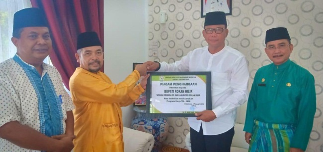 Suyatno Dinobatkan Sebagai Dewan Pembina DMI Terbaik se-Riau