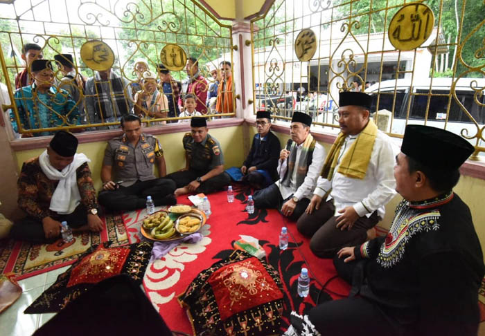 Didampingi Bupati Kampar, Gubernur Riau Lepas Ziarah Kubur