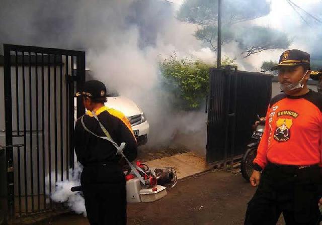 Antisipasi DBD RW 02 Kampung Melayu Lakukan Fogging
