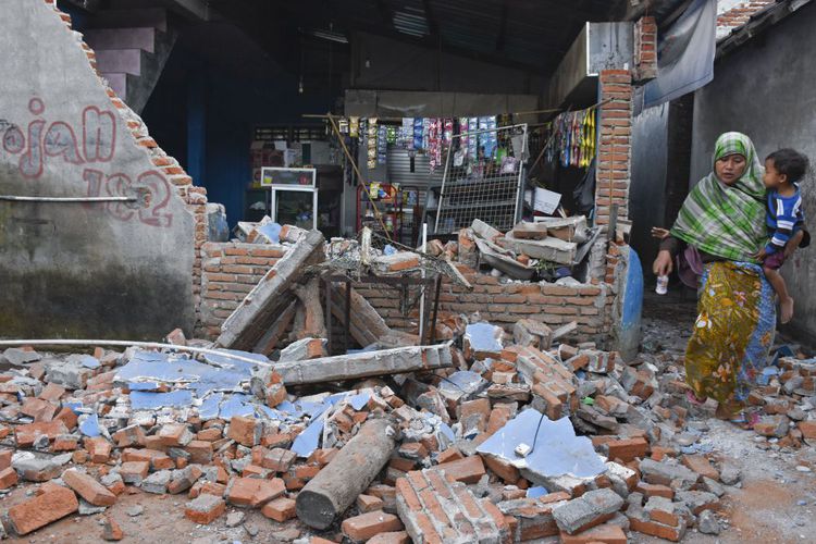 Siswi di Lombok Tertimpa Reruntuhan Genting Akibat Gempa