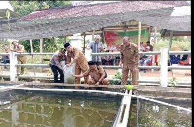 Pemkab Rohul Tebar Bibit Ikan Hingga Pasar Murah di Rambah Samo