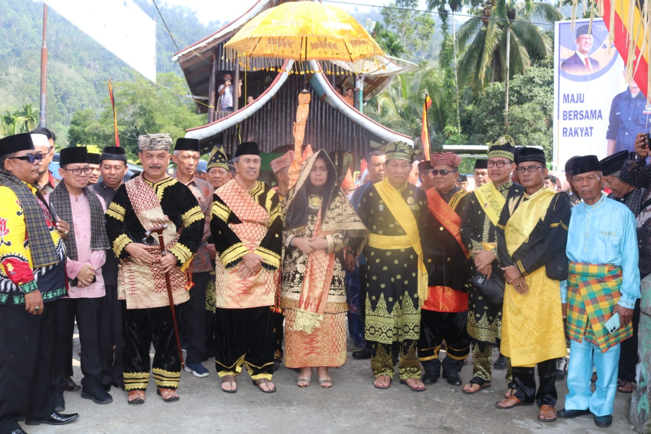 Gubernur Riau Syamsuar dan Isteri Diberi Gelar Adat Kaum Caniago, Ini Nama Gelarnya