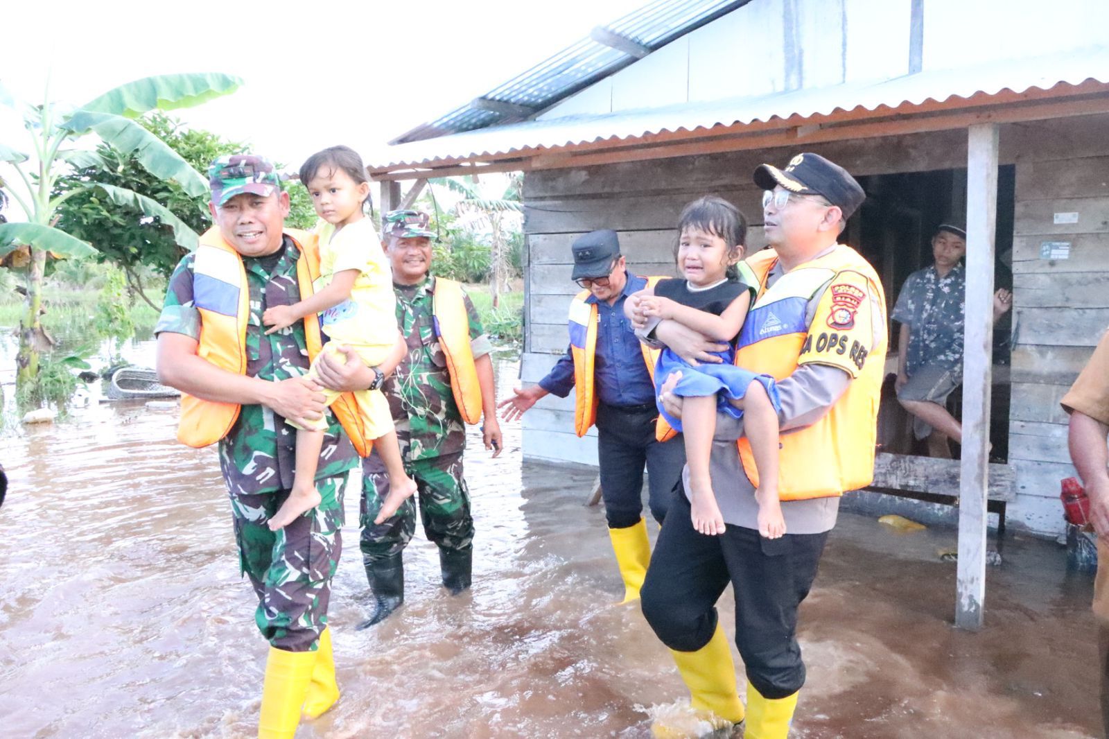 Kapolres Siak, Dandim 0322 Siak dan Sekda Siak Tinjau Lokasi Banjir 