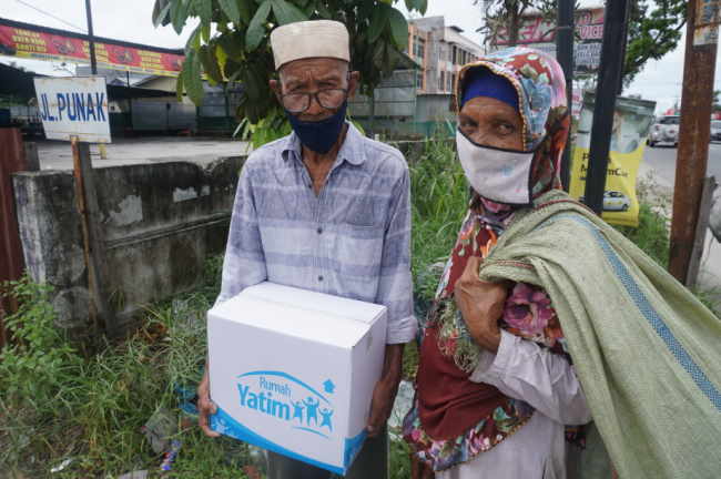 Rumah Yatim Serahkan Bantuan Bahan Pokok untuk Senen, Lansia Prasejahtera di Pekanbaru