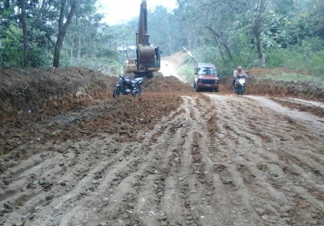 Pemda Kuansing Bangun Jalan yang Menghubungkan Dua Kecamatan