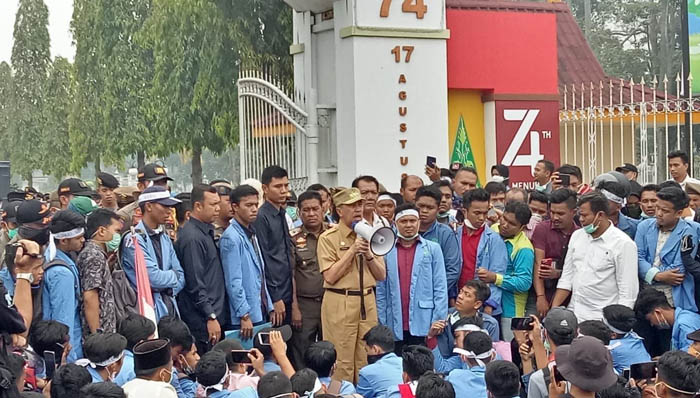 Setelah Bentrok, Gubernur Riau Akhirnya Temui Mahasiswa