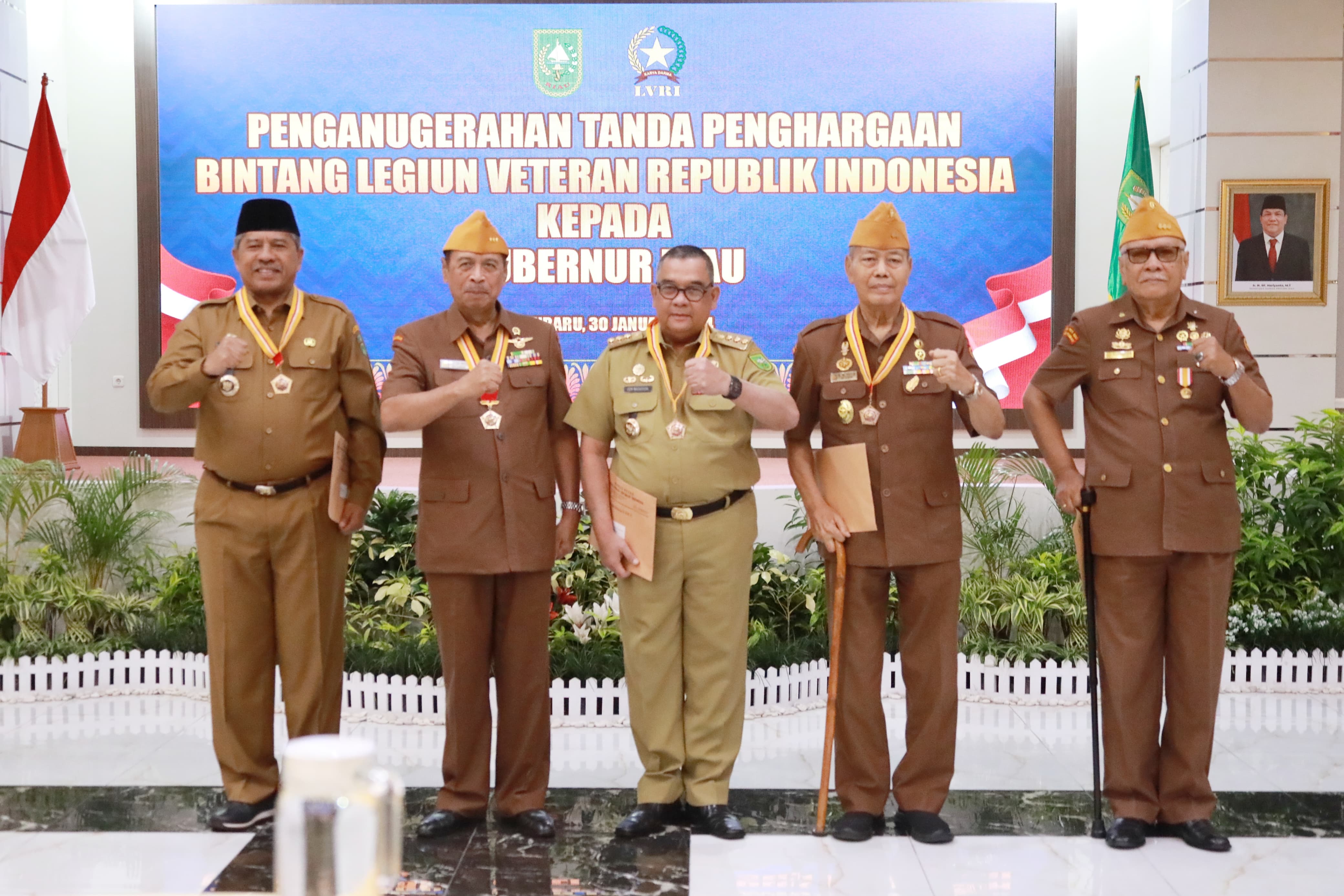 Bupati Siak Alfedri Terima Tanda Bintang Dari Legiun Veteran Republik Indonesia